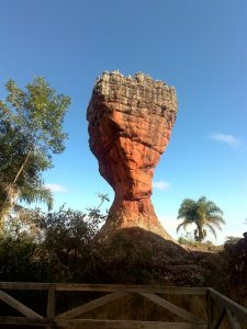 "A Taça", elevação com formato peculiar no Parque Estadual de Vila Velha. Imagem: Ana Paula Hirama.