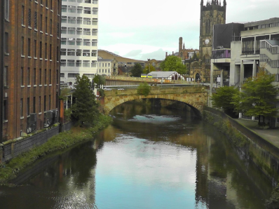 Rio Irweel, em Manchester, antigo polo industrial do Reino Unido. Fonte: By Alex Lozupone - Own work, CC BY-SA 3.0.