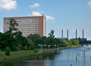 Sede da Volkswagen, em Wolfsburg. Fonte: Por Vanellus Foto - Obra do próprio, CC BY-SA 3.0, https://commons.wikimedia.org/w/index.php?curid=26546707